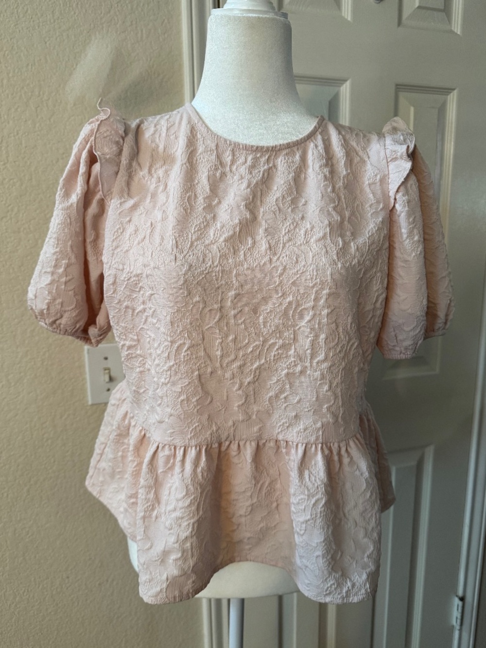 Express Pink Textured Blouse Top Size M Ruffle Sleeve Peplum Feminine - Picture 3 of 8